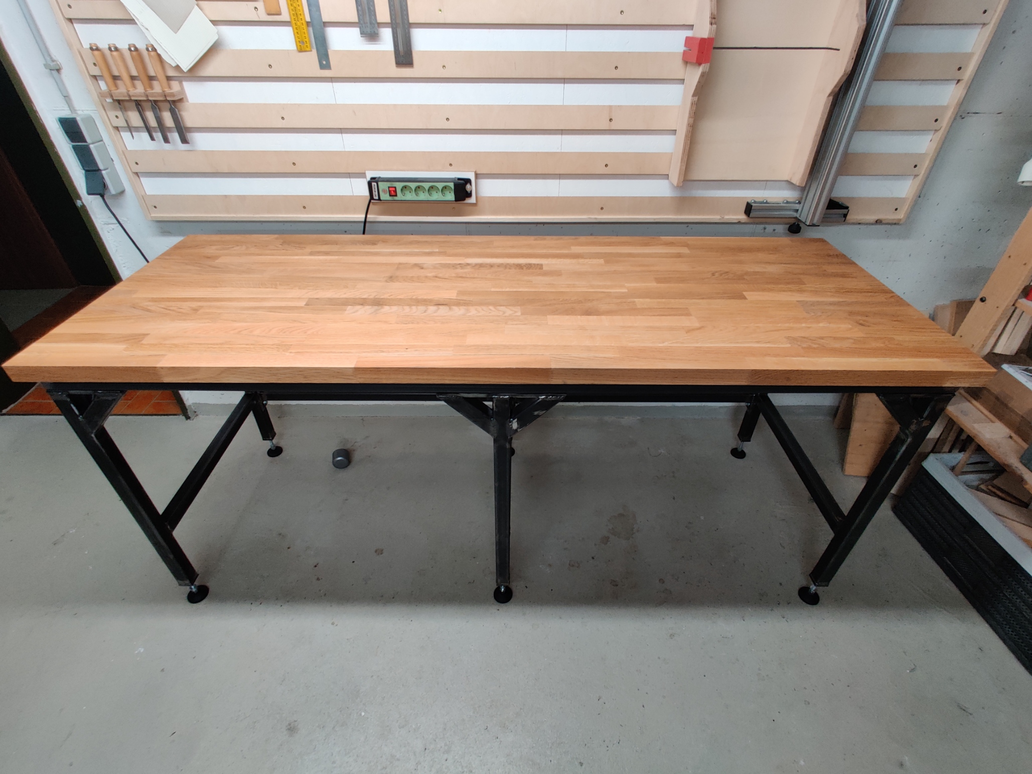 Front view of the workbench